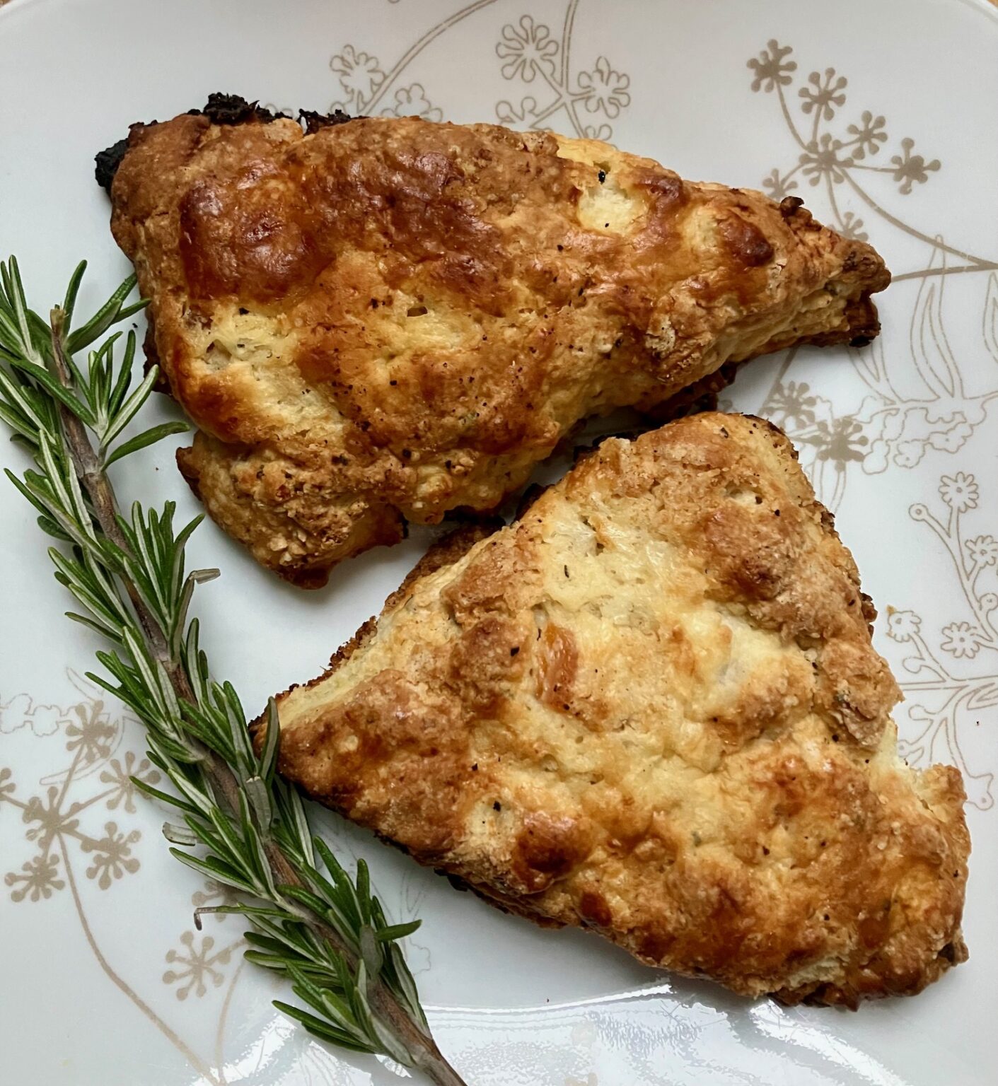 Apricot scones with rosemary and goat cheese | The Kneading Space
